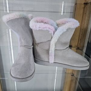 Women's Cozy Gray Boots with Pastel Fur Trim